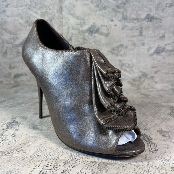 Elizabeth and James Open Toe Ruffled Front Zipper Trim - Picture 2 of 13